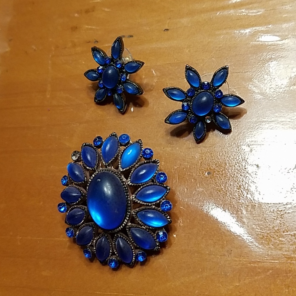 Brooch and earrings.